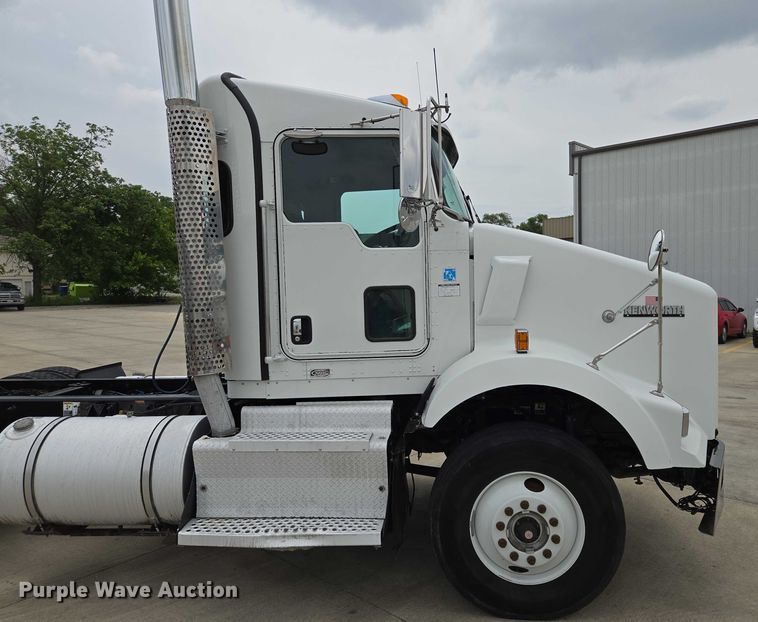image for item EF1525 2013 Kenworth T800 semi truck
