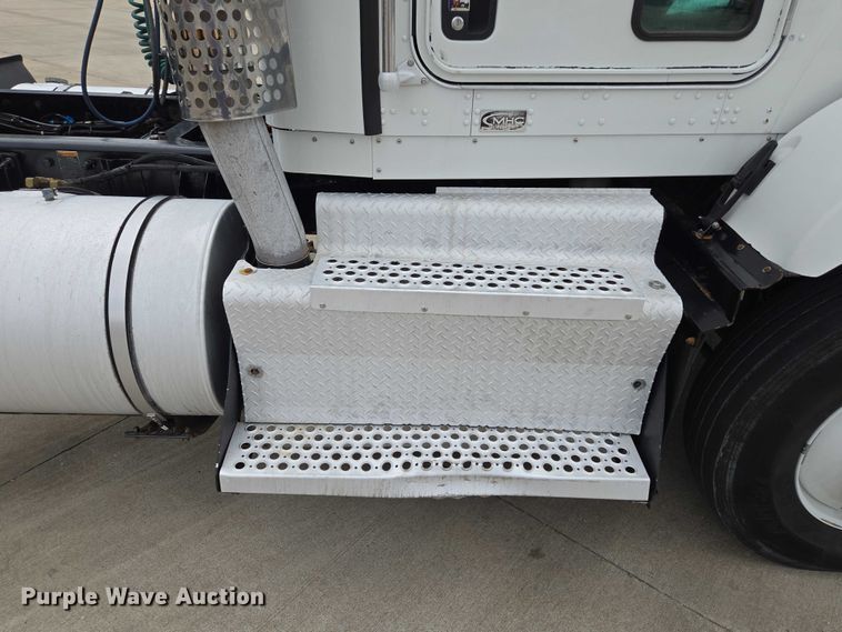 image for item EF1525 2013 Kenworth T800 semi truck