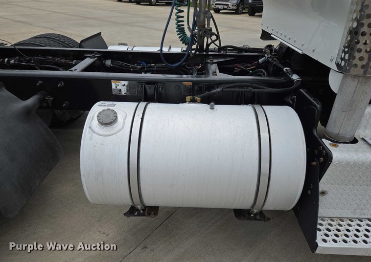 image for item EF1525 2013 Kenworth T800 semi truck