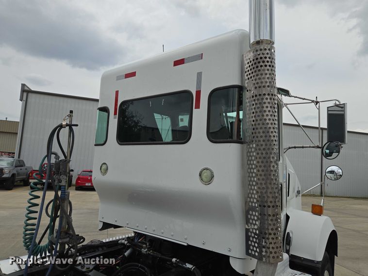 image for item EF1525 2013 Kenworth T800 semi truck