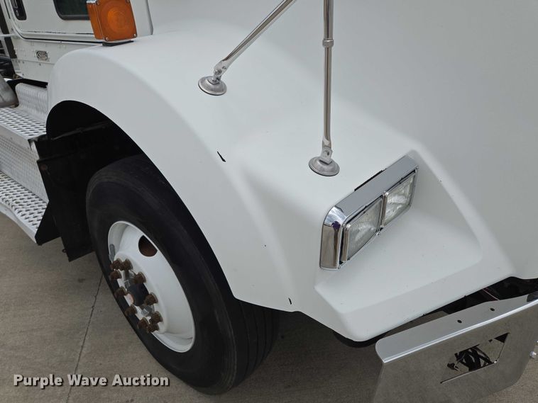 image for item EF1525 2013 Kenworth T800 semi truck