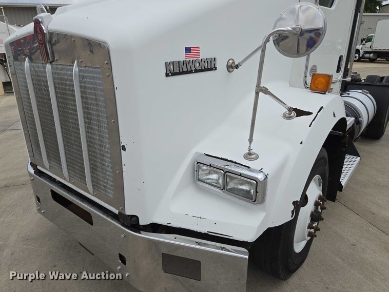 image for item EF1525 2013 Kenworth T800 semi truck