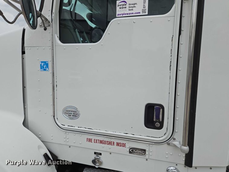 image for item EF1525 2013 Kenworth T800 semi truck