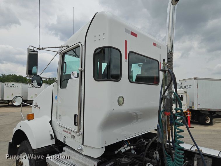 image for item EF1525 2013 Kenworth T800 semi truck