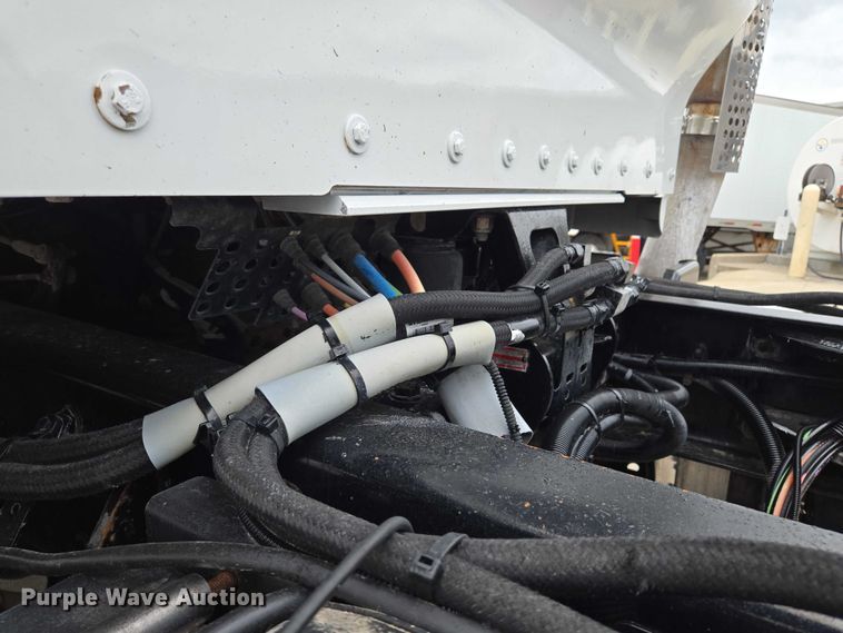 image for item EF1525 2013 Kenworth T800 semi truck