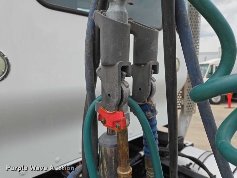 image for item EF1525 2013 Kenworth T800 semi truck