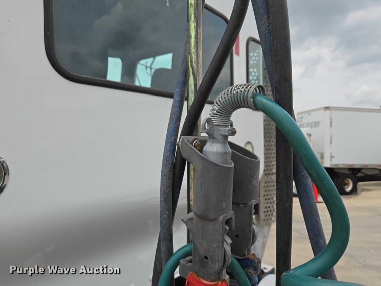 image for item EF1525 2013 Kenworth T800 semi truck