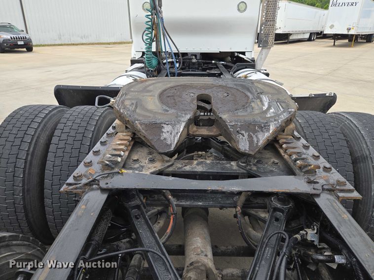 image for item EF1525 2013 Kenworth T800 semi truck