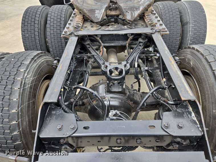 image for item EF1525 2013 Kenworth T800 semi truck