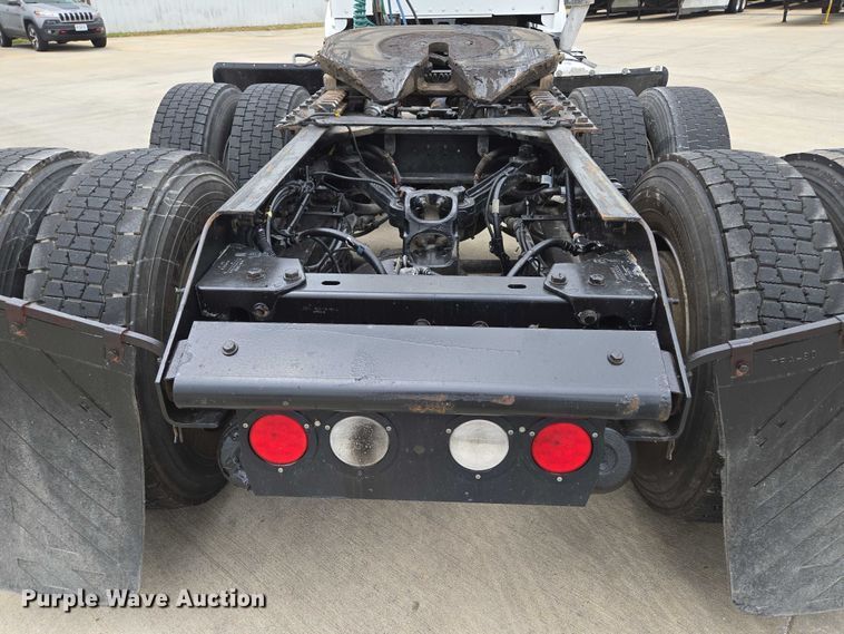 image for item EF1525 2013 Kenworth T800 semi truck