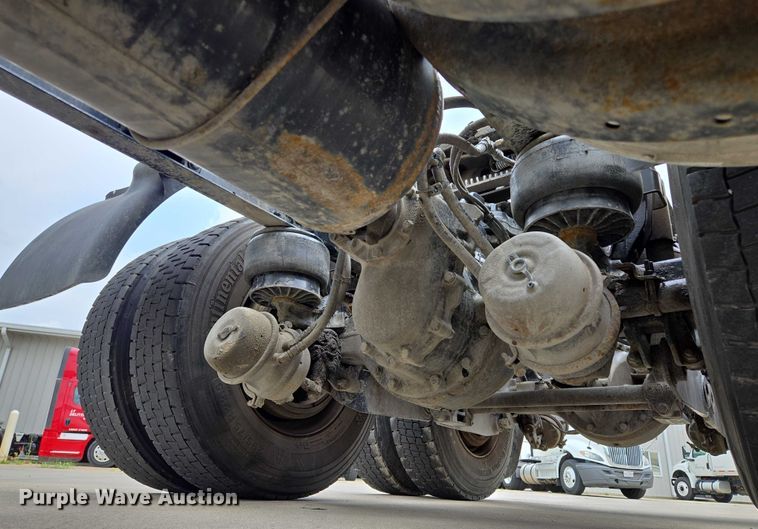 image for item EF1525 2013 Kenworth T800 semi truck