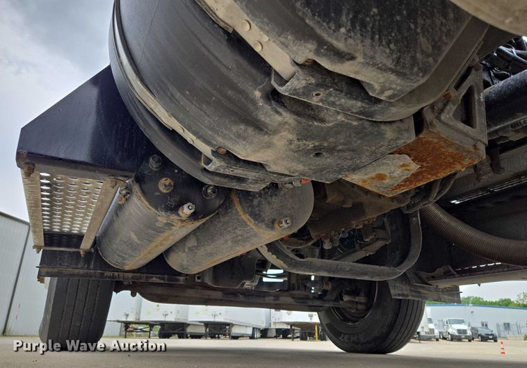 image for item EF1525 2013 Kenworth T800 semi truck