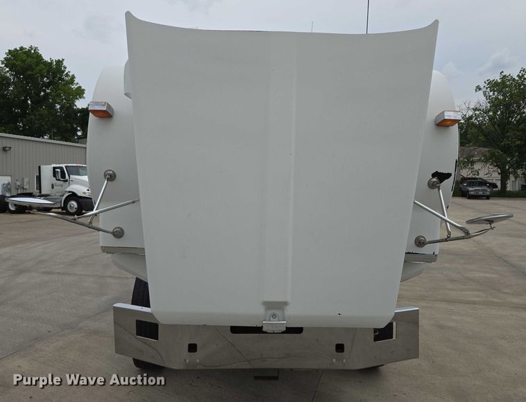 image for item EF1525 2013 Kenworth T800 semi truck