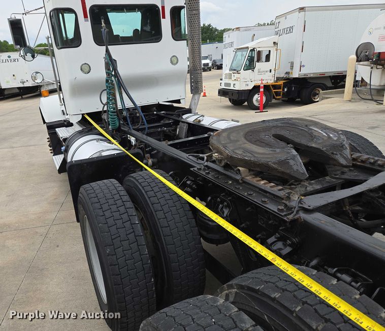 image for item EF1525 2013 Kenworth T800 semi truck