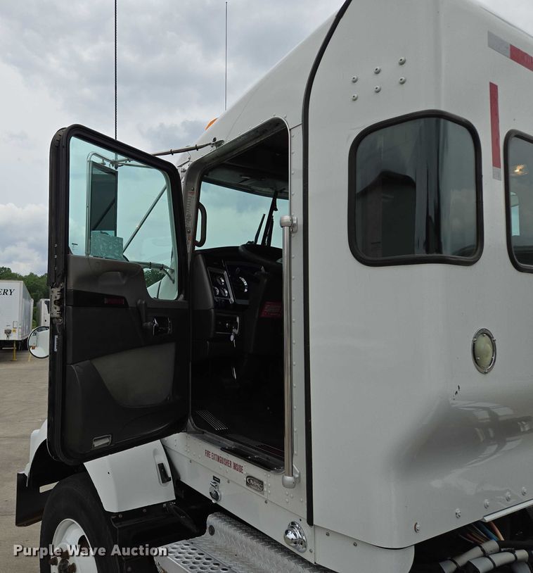 image for item EF1525 2013 Kenworth T800 semi truck