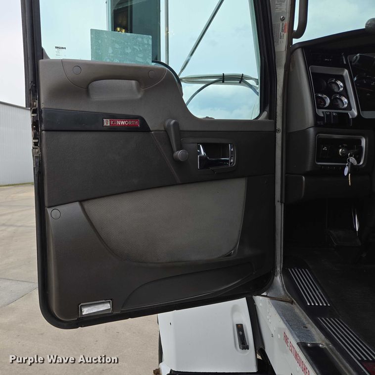 image for item EF1525 2013 Kenworth T800 semi truck