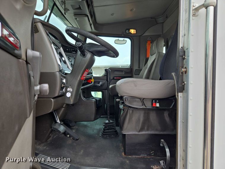 image for item EF1525 2013 Kenworth T800 semi truck