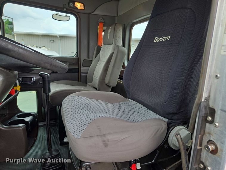 image for item EF1525 2013 Kenworth T800 semi truck