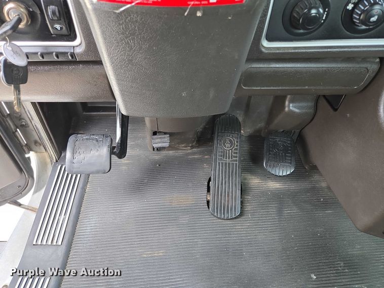 image for item EF1525 2013 Kenworth T800 semi truck