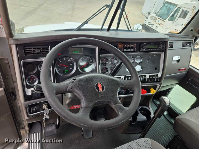 image for item EF1525 2013 Kenworth T800 semi truck