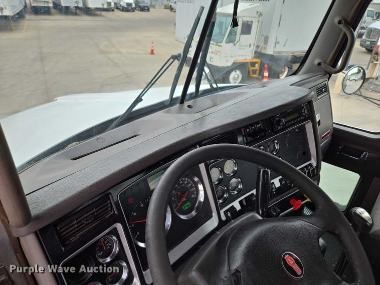 image for item EF1525 2013 Kenworth T800 semi truck