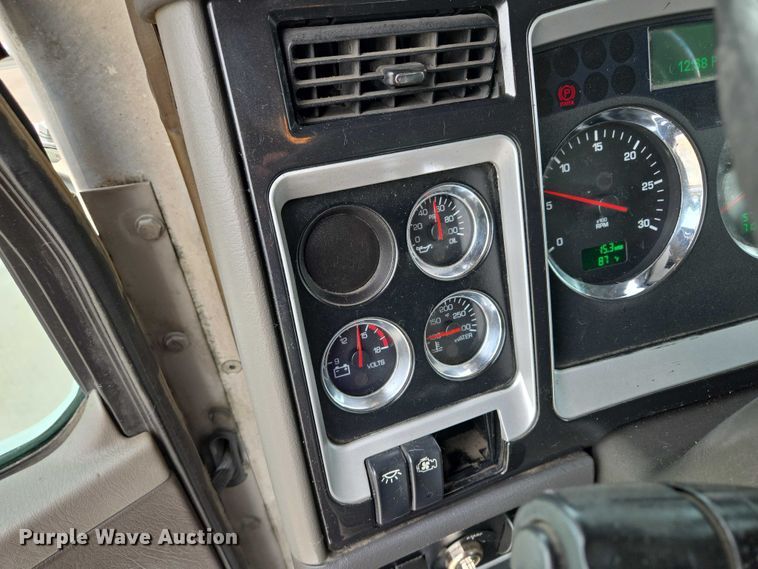 image for item EF1525 2013 Kenworth T800 semi truck