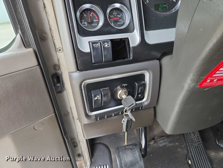 image for item EF1525 2013 Kenworth T800 semi truck