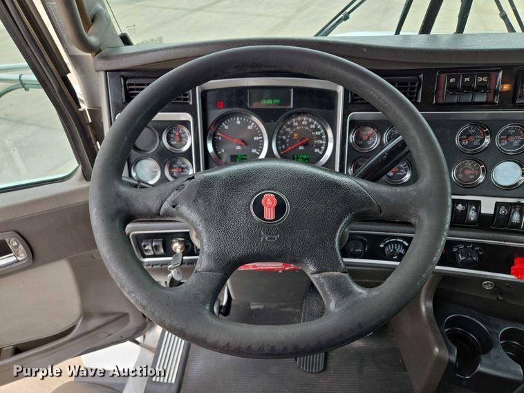 image for item EF1525 2013 Kenworth T800 semi truck
