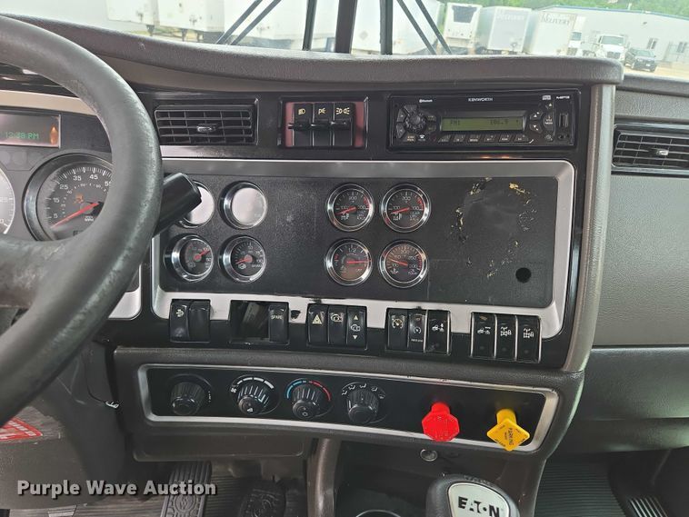 image for item EF1525 2013 Kenworth T800 semi truck
