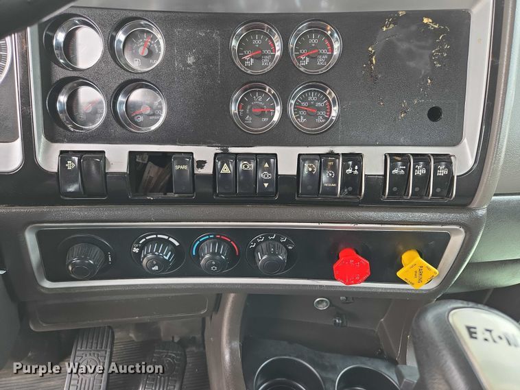 image for item EF1525 2013 Kenworth T800 semi truck