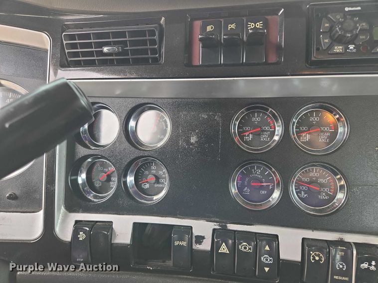 image for item EF1525 2013 Kenworth T800 semi truck