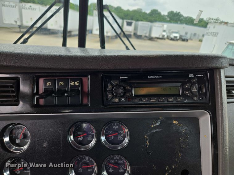 image for item EF1525 2013 Kenworth T800 semi truck