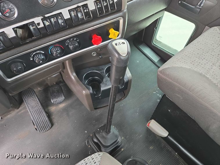 image for item EF1525 2013 Kenworth T800 semi truck