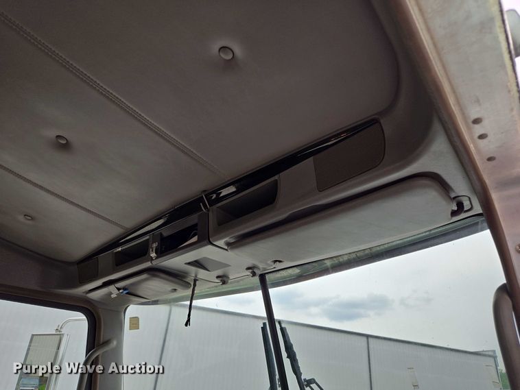 image for item EF1525 2013 Kenworth T800 semi truck