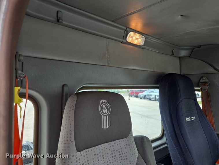 image for item EF1525 2013 Kenworth T800 semi truck