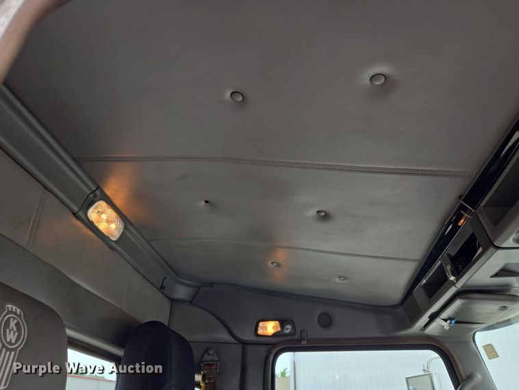 image for item EF1525 2013 Kenworth T800 semi truck