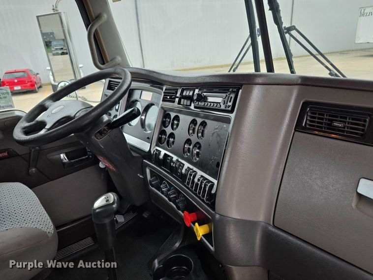 image for item EF1525 2013 Kenworth T800 semi truck