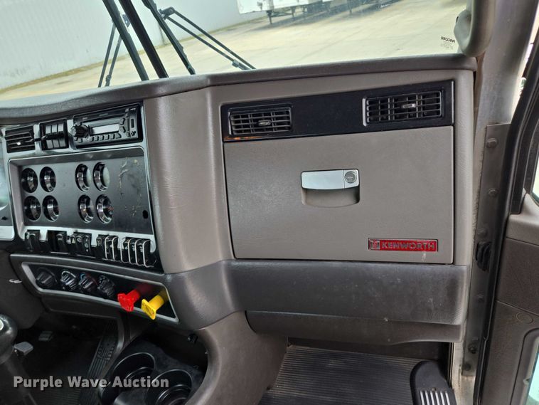 image for item EF1525 2013 Kenworth T800 semi truck