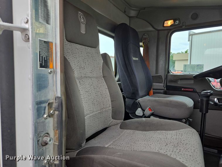 image for item EF1525 2013 Kenworth T800 semi truck