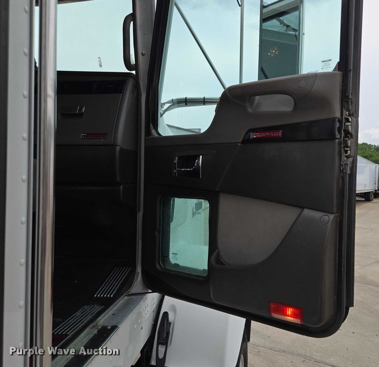 image for item EF1525 2013 Kenworth T800 semi truck