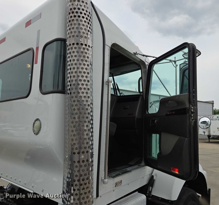 image for item EF1525 2013 Kenworth T800 semi truck