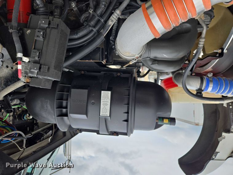 image for item EF1525 2013 Kenworth T800 semi truck