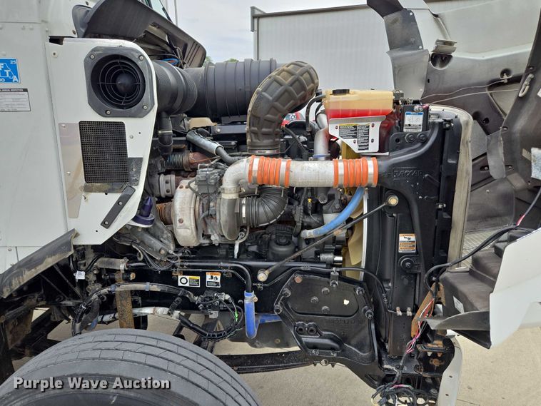 image for item EF1525 2013 Kenworth T800 semi truck