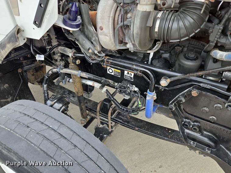 image for item EF1525 2013 Kenworth T800 semi truck