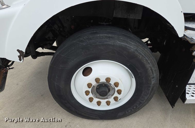 image for item EF1525 2013 Kenworth T800 semi truck