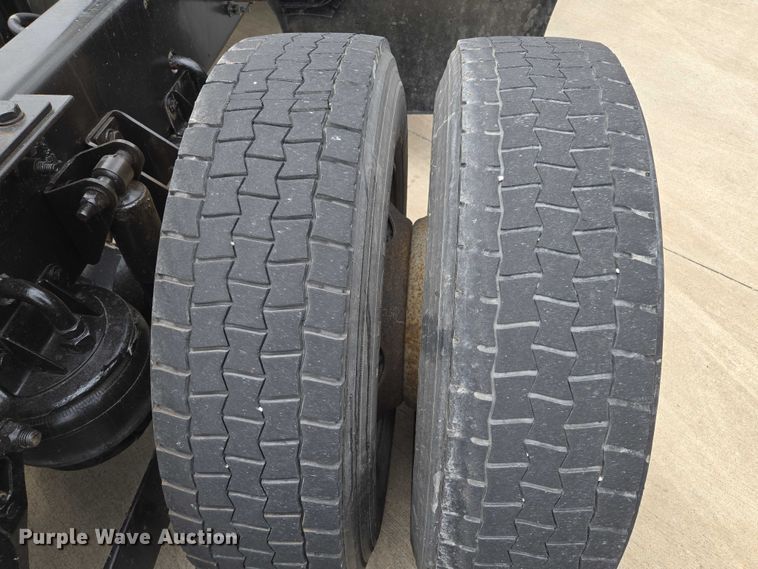 image for item EF1525 2013 Kenworth T800 semi truck