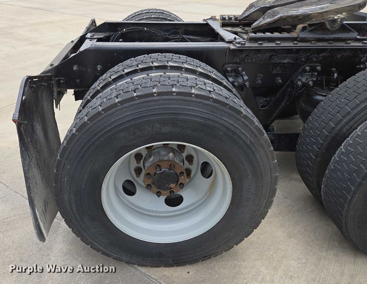 image for item EF1525 2013 Kenworth T800 semi truck