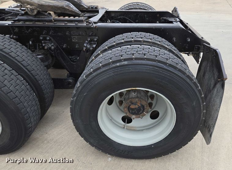 image for item EF1525 2013 Kenworth T800 semi truck