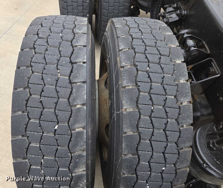 image for item EF1525 2013 Kenworth T800 semi truck