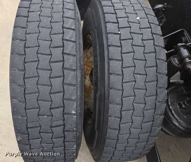 image for item EF1525 2013 Kenworth T800 semi truck